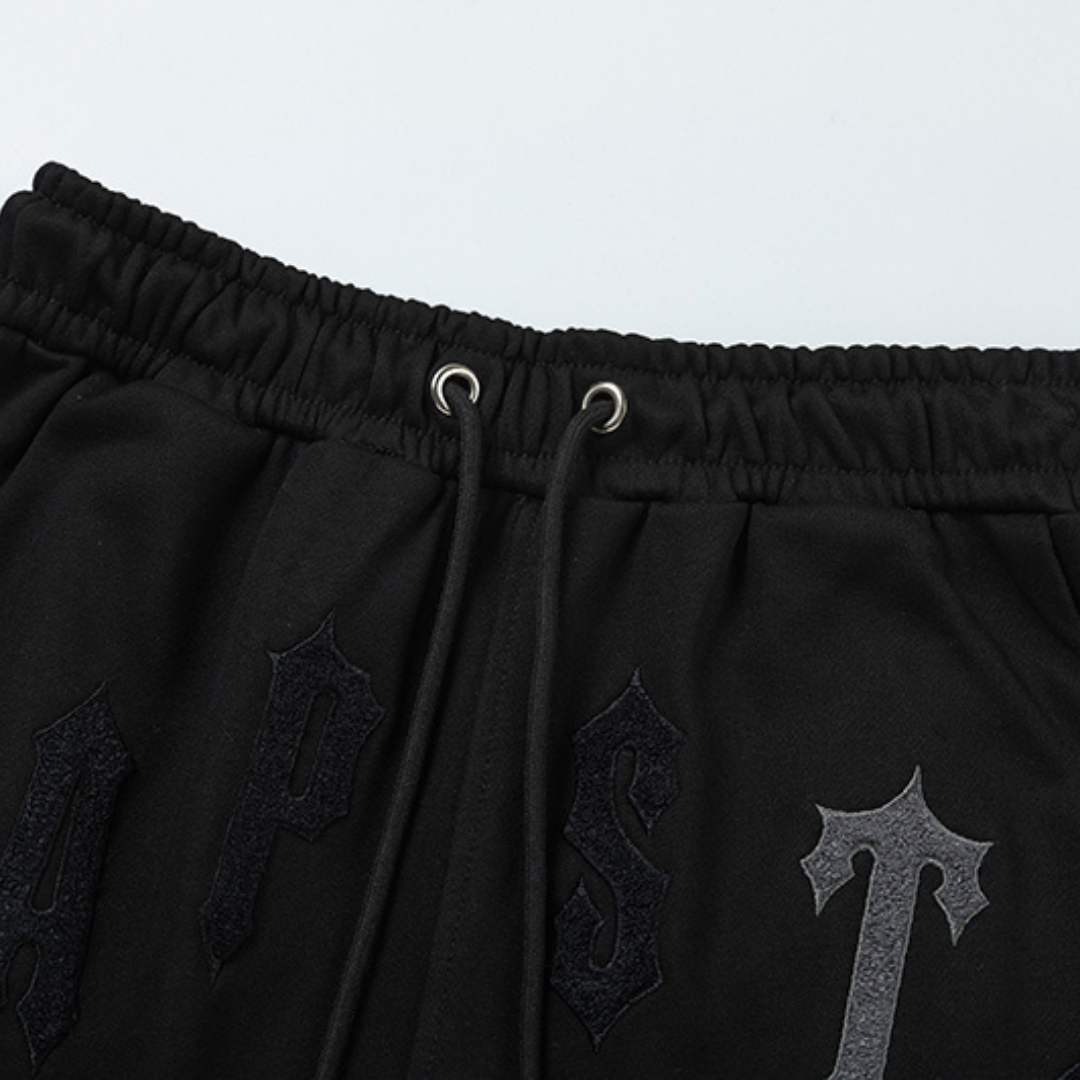 Trapstar Decoded Arch Triple Black Kurzes Set: Stylisches Streetwear Outfit Herren