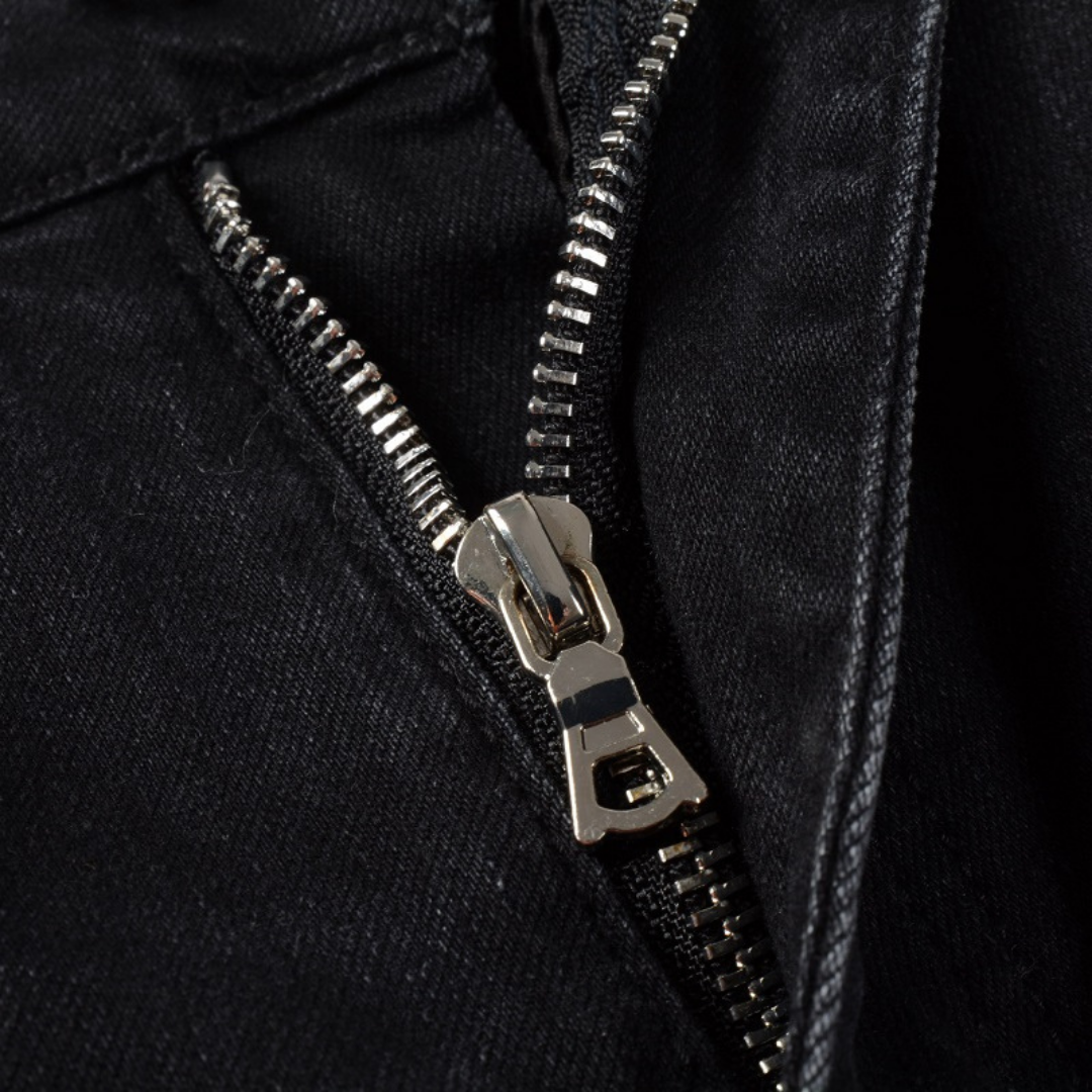 Amiri Luxus Denim Jeans: Auffällige Patches, Risse, Slim Fit Designer Stil