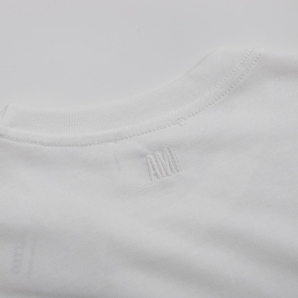 AMI Paris Unisex Baumwoll-T-Shirt mit gesticktem Herz-Logo – Stilvoller Pariser Chic