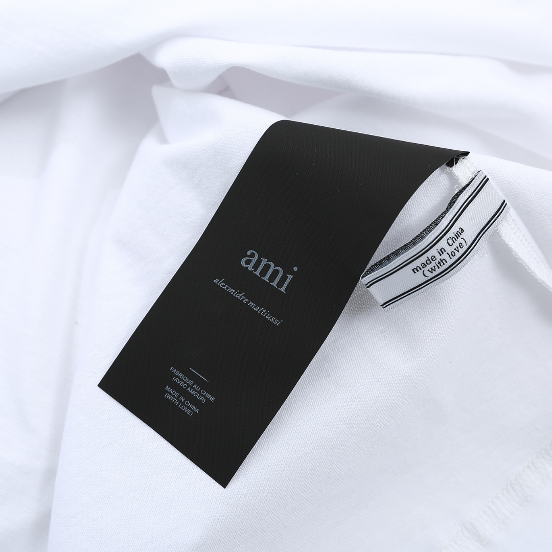 Exklusives AMI Paris Herz-Logo Baumwoll-T-Shirt für Herren – Stilvoll & Bequem