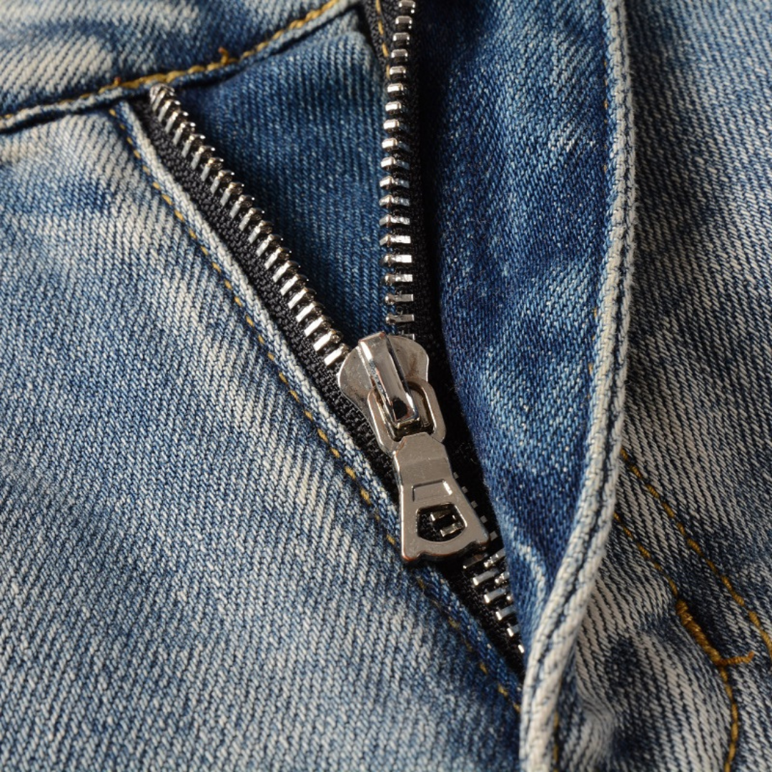 Amiri Designer Patch Distressed Jeans für Herren – Stylische Ripped Denim Hose