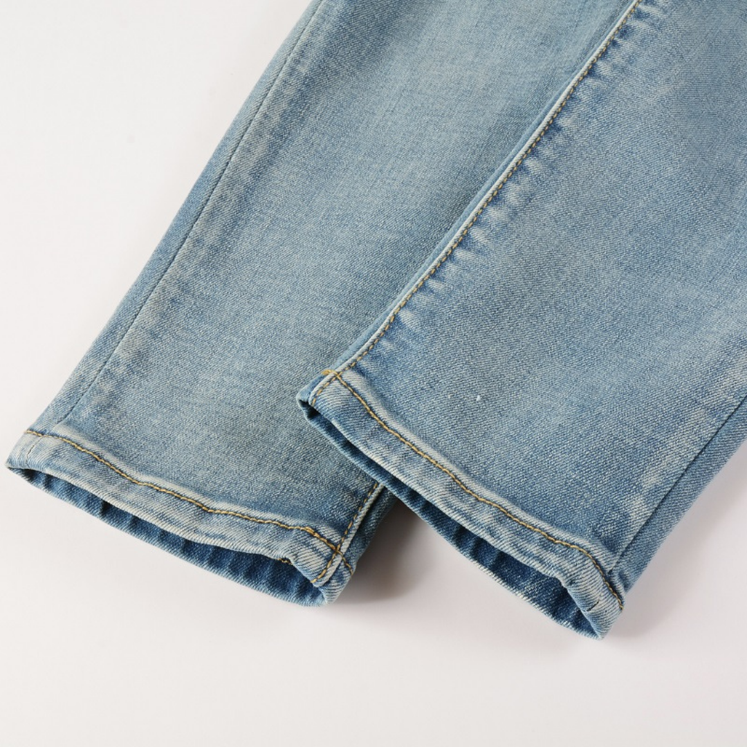 Amiri Rote Diamant-Patch Jeans: Luxuriöse Designer Denim mit Stretch Slim Fit