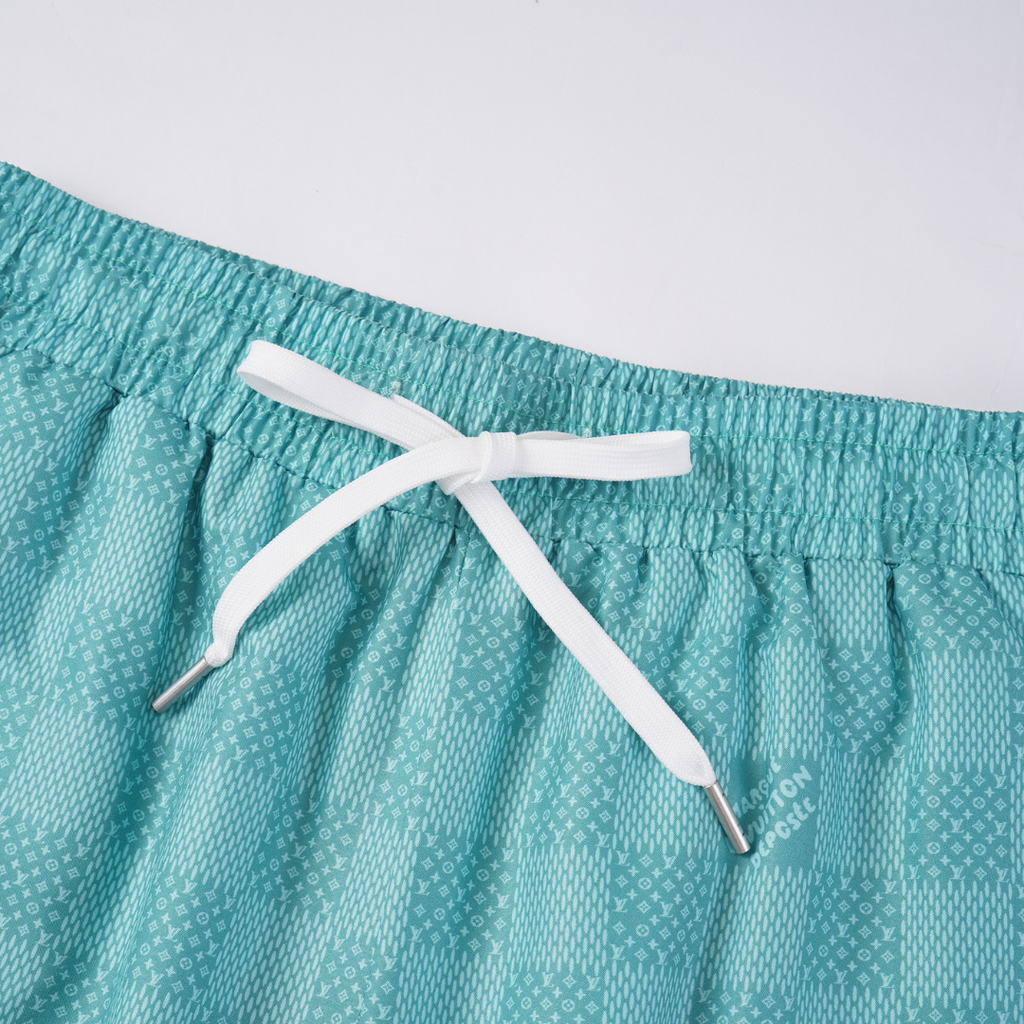 Louis Vuitton Monogramm Set: Edles T-Shirt & Shorts für luxuriösen Freizeit-Stil