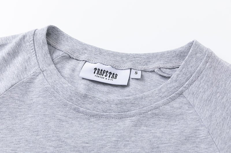 Trapstar Decoded Chenille Kurz-Set – Stylisch, Grau-Rot, Bequem