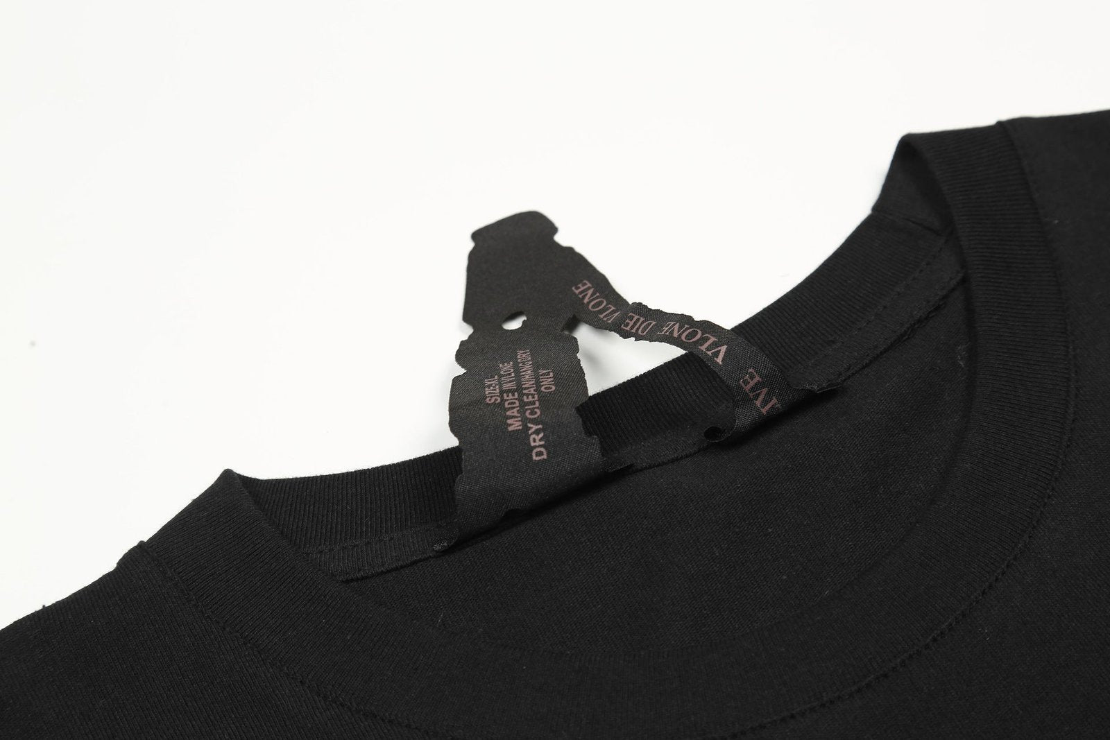 Exklusives V-Lone 'Lover' T-Shirt: Authentisches Streetwear-Statement für Individualisten