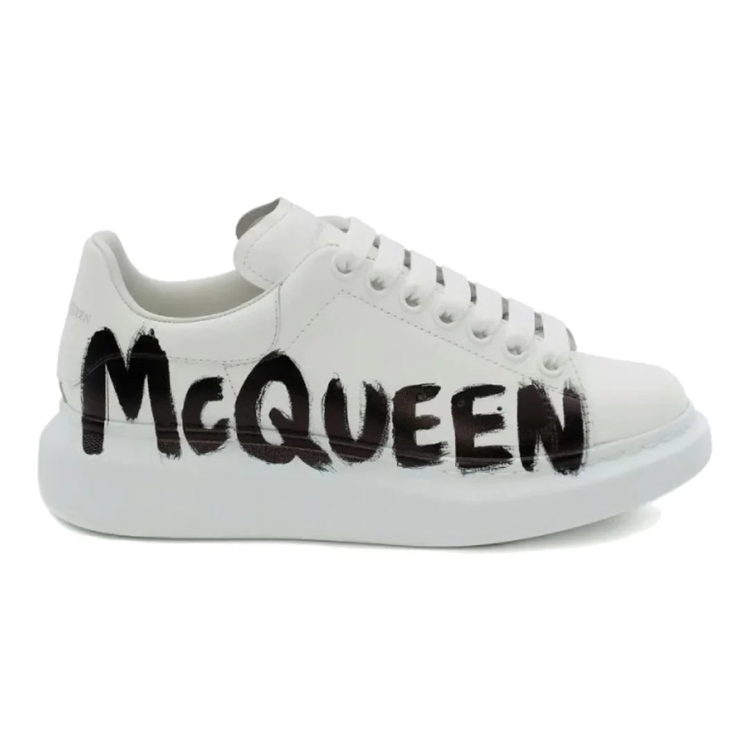 Alexander McQueen Graffiti Weiße Designer Luxus Sneaker – Urbaner Statement-Stil