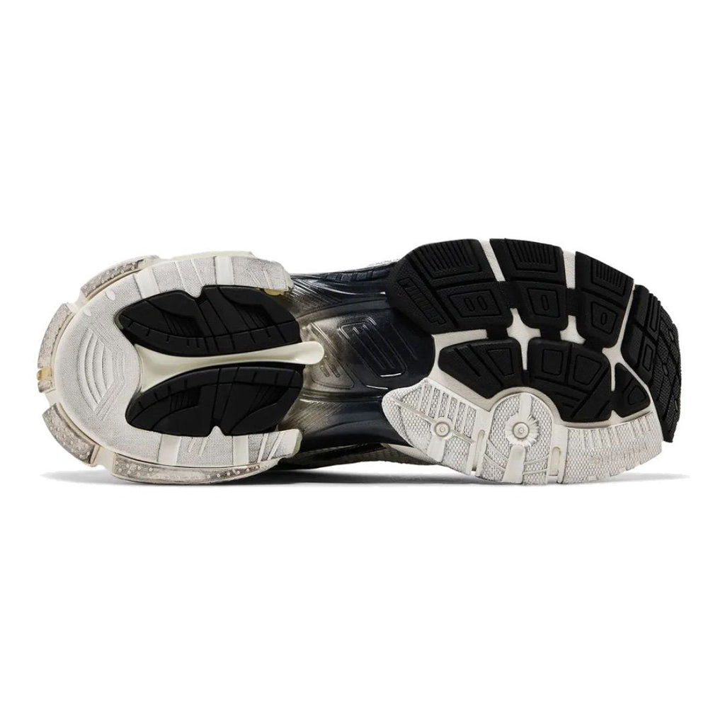 Balenciaga Runner Sneaker Weiß Schwarz Gradient: Stylischer Used-Look, Atmungsaktives Mesh