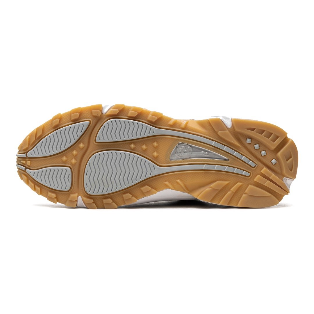 NOCTA x Nike Hot Step Air Terra Sneaker: Hellgrau 'Snakeskin' Edition